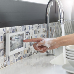 Proteggi il tuo smartphone dall'acqua e dal vapore custodia impermeabile a muro